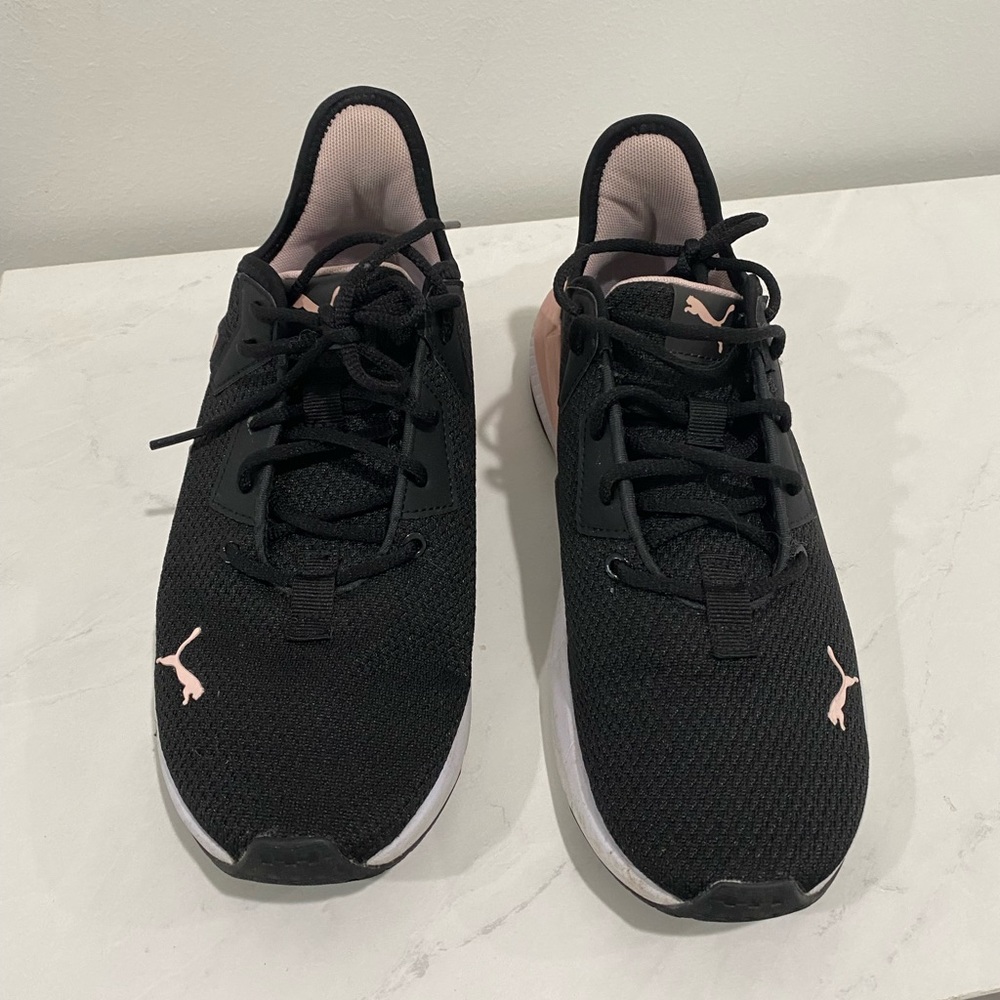 Women’s puma sneakers size 6.5